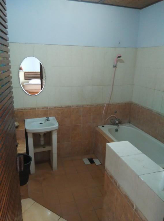 Wahyu Dana Hotel Pabean Buleleng Exterior foto