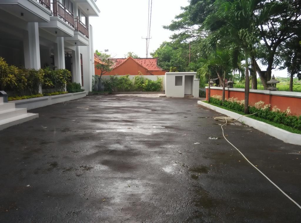 Wahyu Dana Hotel Pabean Buleleng Exterior foto