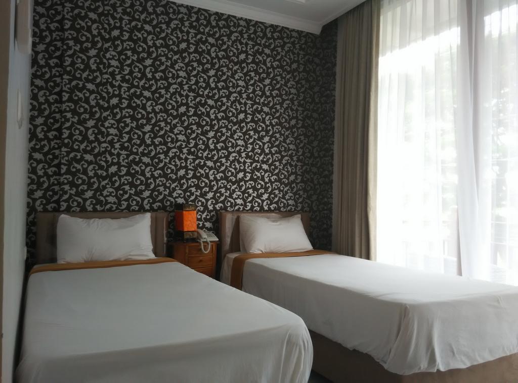 Wahyu Dana Hotel Pabean Buleleng Habitación foto