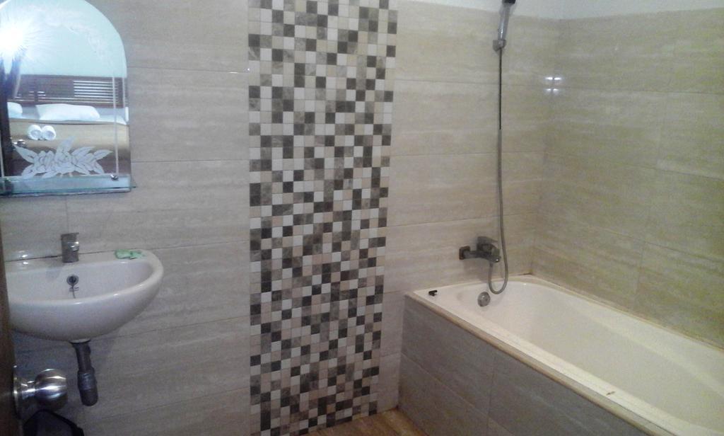 Wahyu Dana Hotel Pabean Buleleng Exterior foto