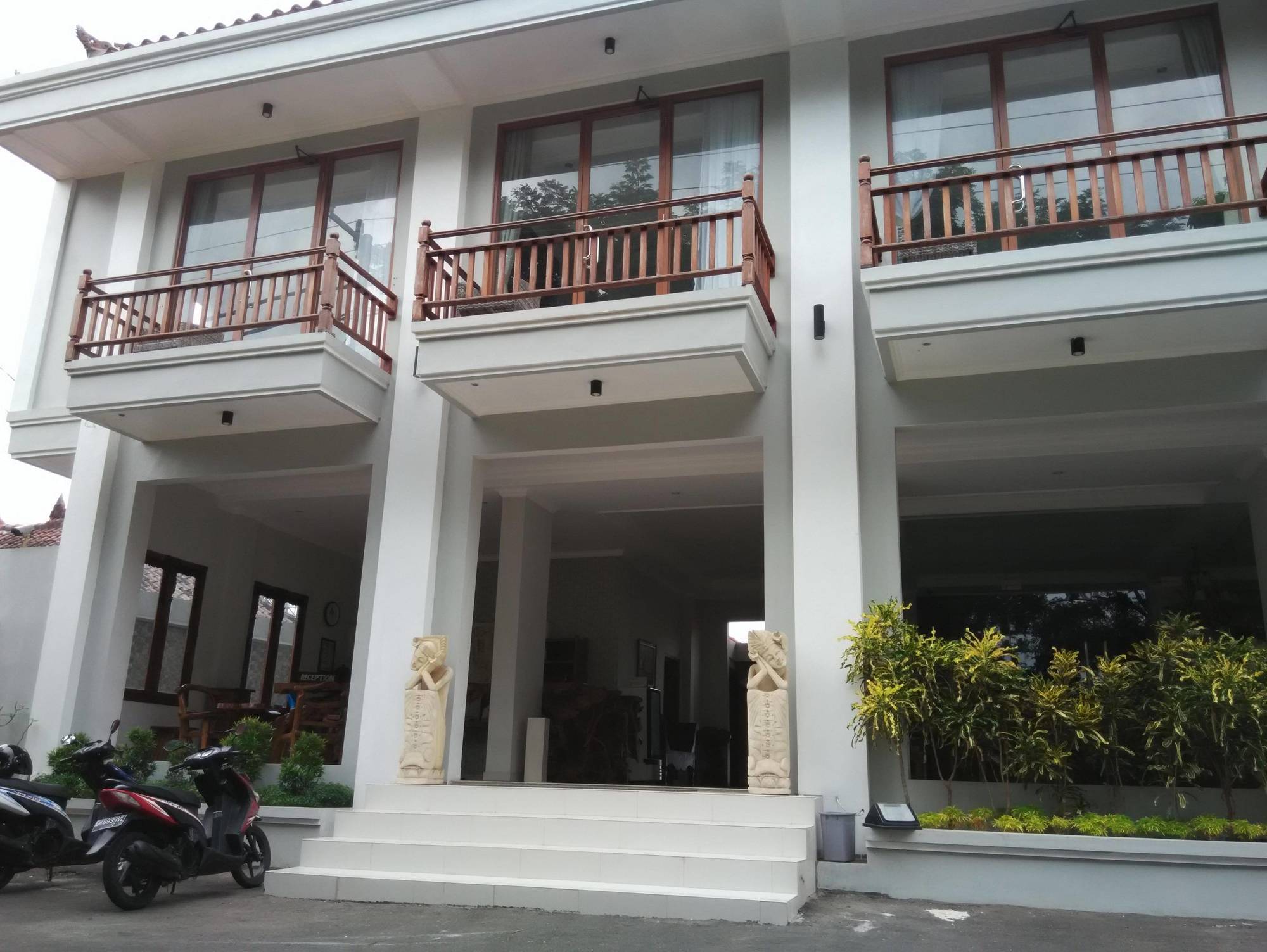 Wahyu Dana Hotel Pabean Buleleng Exterior foto